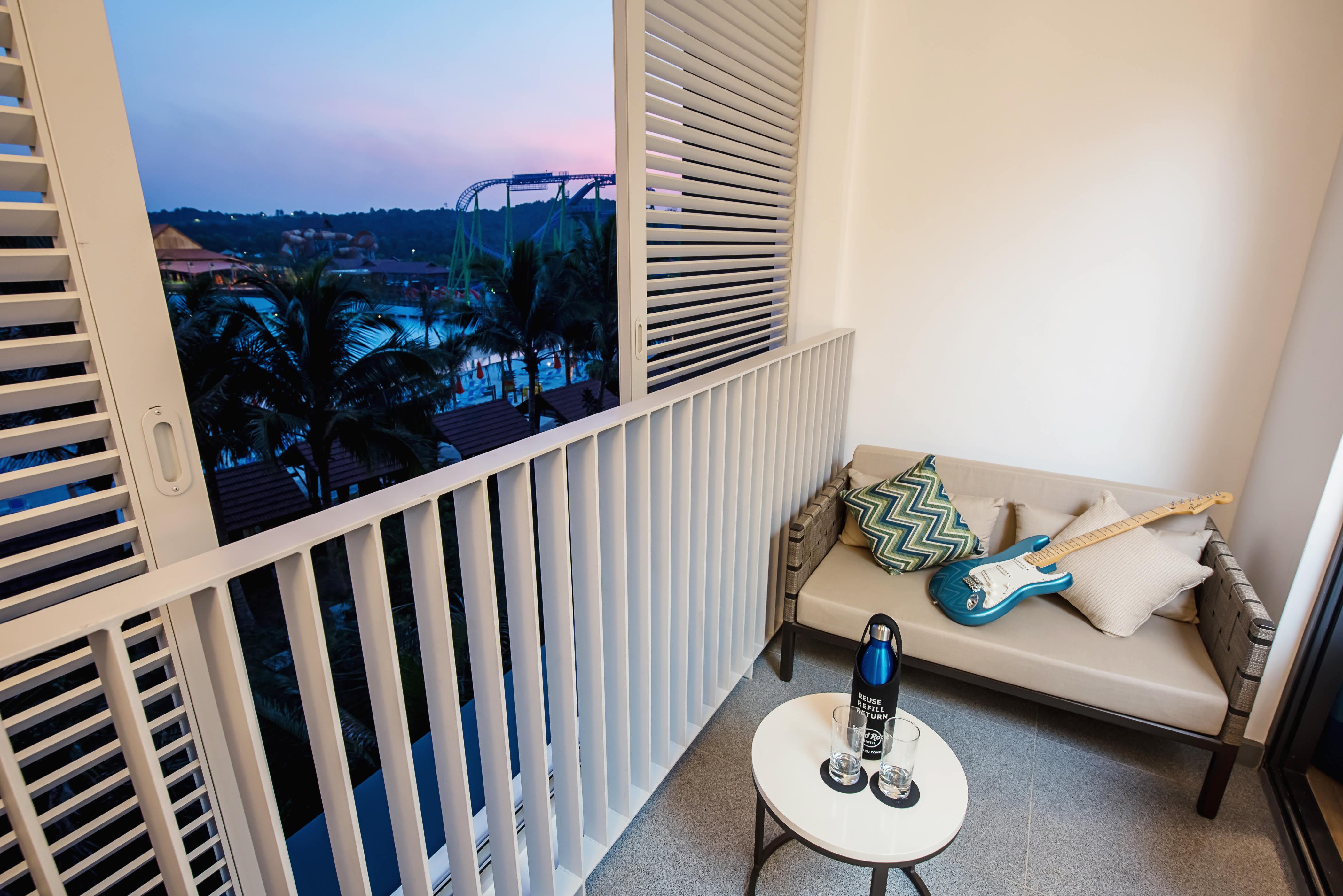 Hard Rock Hotel Desaru Coast מראה חיצוני תמונה A balcony at the hotel