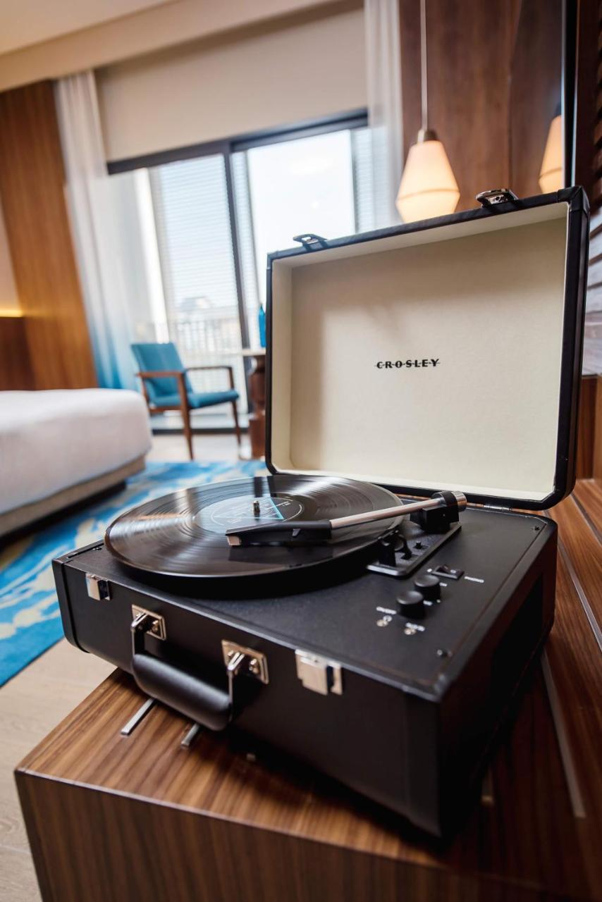 Hard Rock Hotel Desaru Coast מראה חיצוני תמונה Crosley suitcase record player