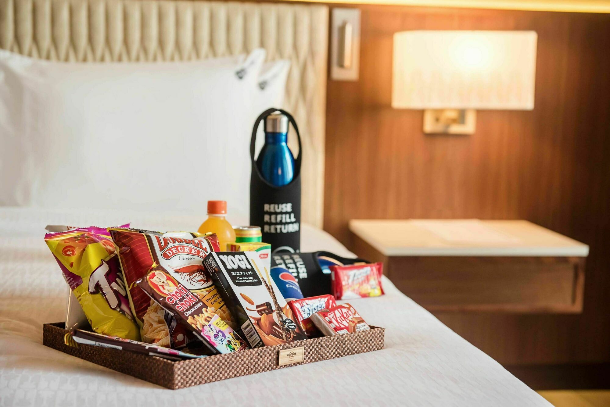 Hard Rock Hotel Desaru Coast מראה חיצוני תמונה A room service tray