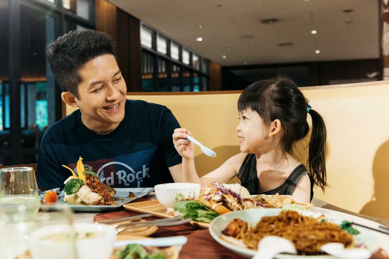 Hard Rock Hotel Desaru Coast מראה חיצוני תמונה A father and daughter at a restaurant