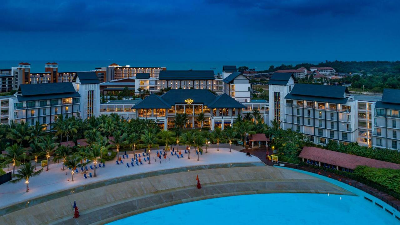 Hard Rock Hotel Desaru Coast מראה חיצוני תמונה The Village